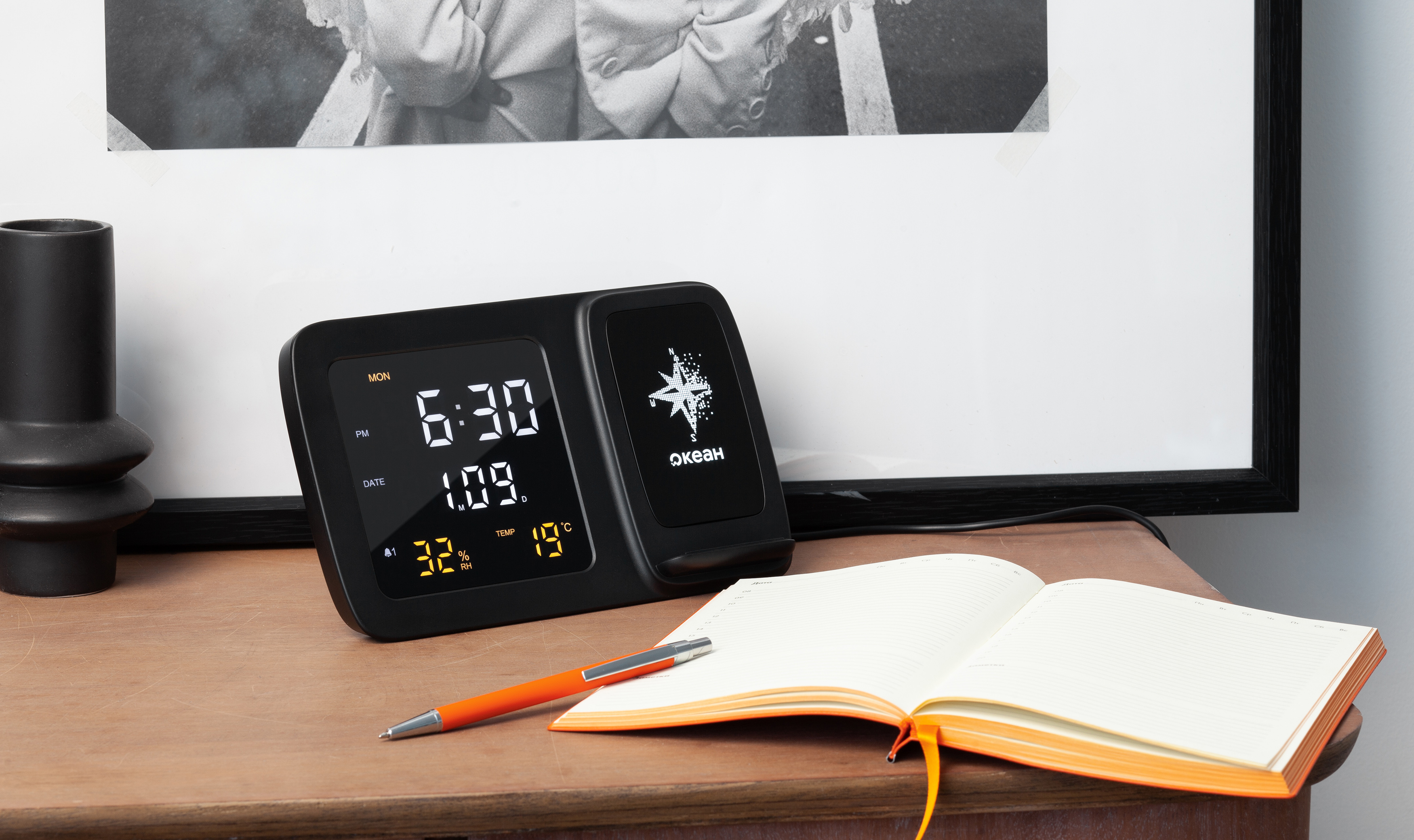Настольные часы "Smart Screen" с беспроводным (15W) зарядным устройством, гигрометром, термометром, календарём, с подсветкой логотипа, черный
