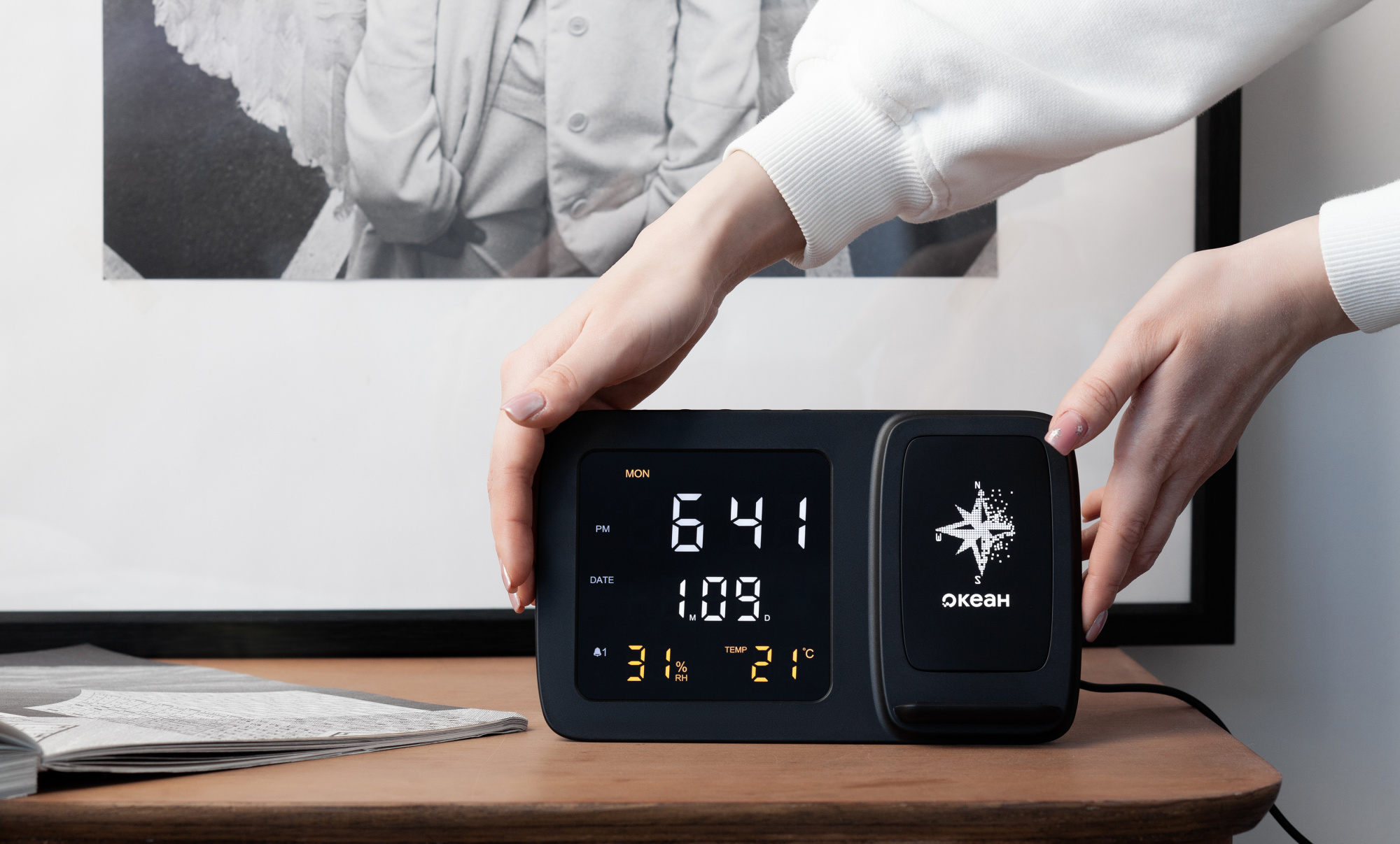 Настольные часы "Smart Screen" с беспроводным (15W) зарядным устройством, гигрометром, термометром, календарём, с подсветкой логотипа фото на сайте Print Logo.