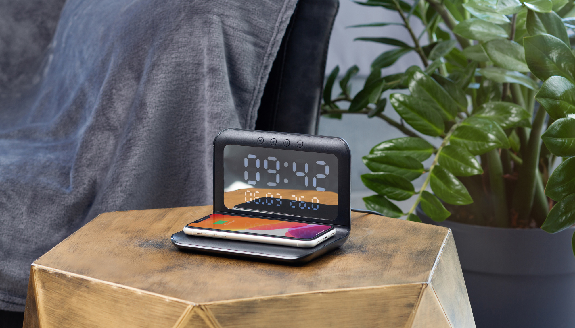 Настольные часы "Smart Time" с беспроводным (15W) зарядным устройством, будильником и термометром, со съёмным дисплеем фото на сайте Print Logo.
