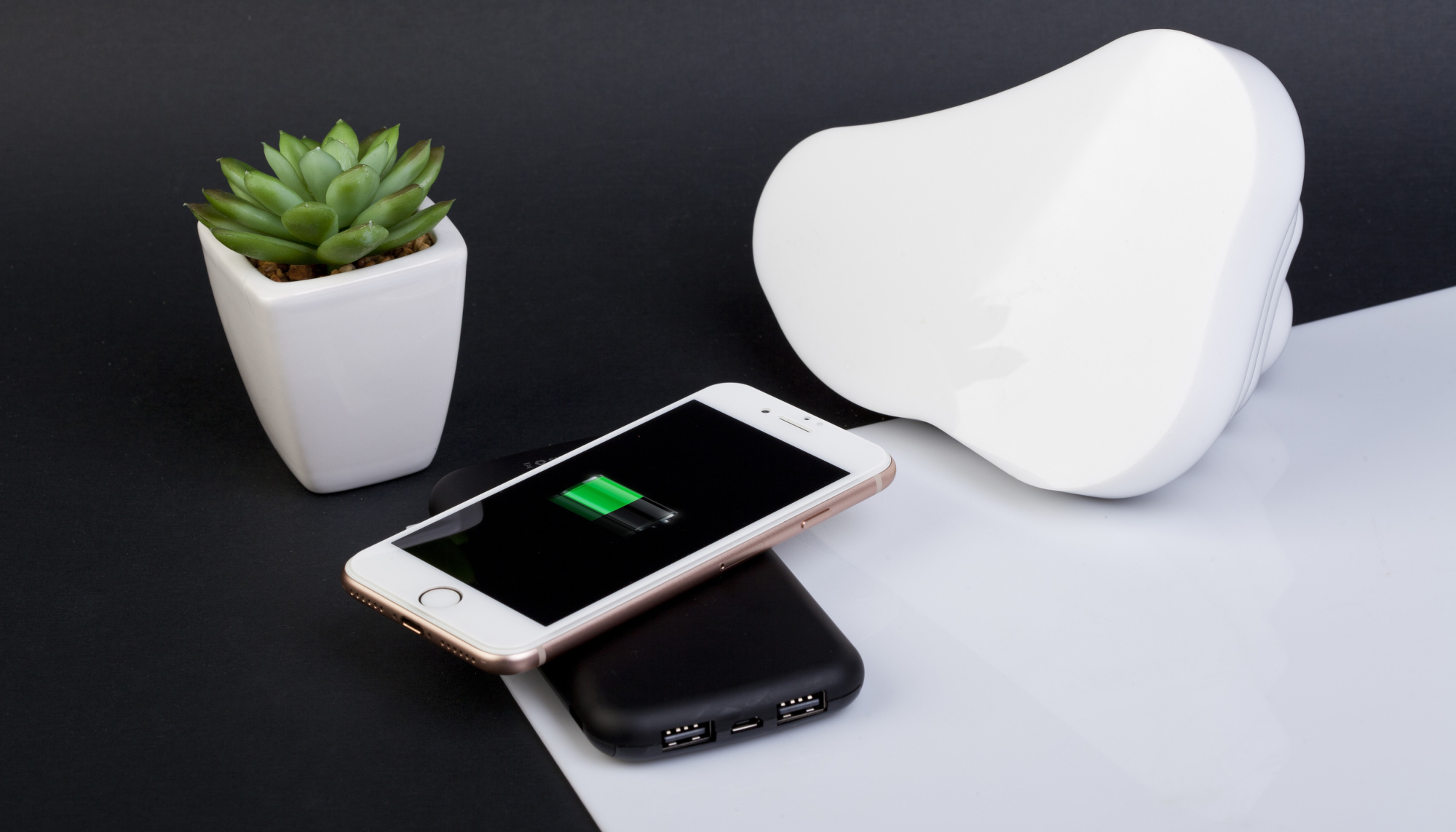 Беспроводное зарядное устройство "Shine SOFTTOUCH", 8000 mAh с подсветкой логотипа и цифровым индикатором заряда фото на сайте Print Logo.